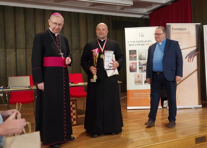 Nasz kapłan na podium