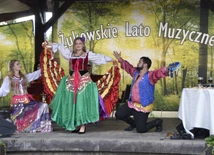 Muzyka na kościelnym dziedzińcu