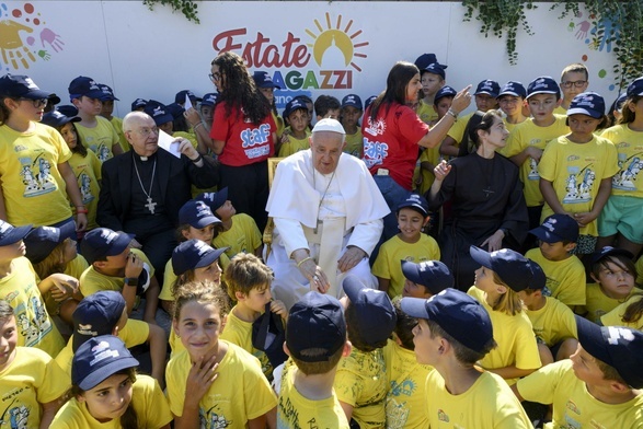 Papież na półkoloniach dla dzieci w Watykanie