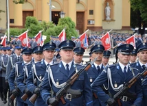 Przemarsz z udziałem pododdziałów policyjnej asysty honorowej i orkiestry reprezentacyjnej