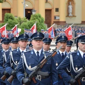 Przemarsz z udziałem pododdziałów policyjnej asysty honorowej i orkiestry reprezentacyjnej