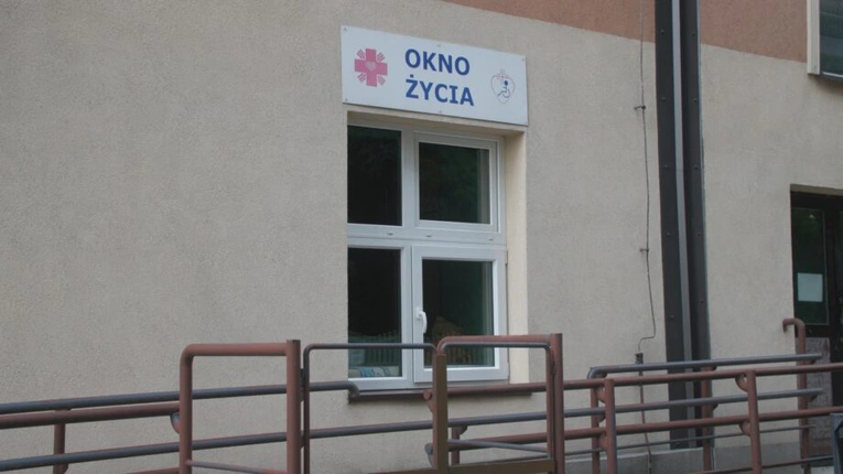 Mikołów. Kilkudniowa dziewczynka w oknie życia