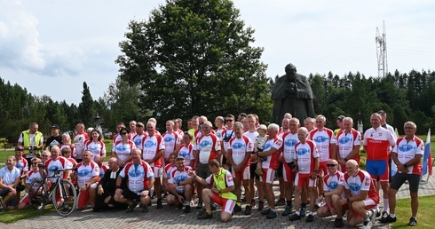 60 rowerowych pielgrzymów w drodze z Giewontu na Hel