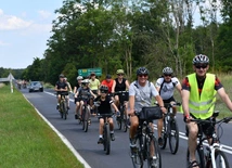 Proboszcz z parafianami wsiadł na rower i pojechał na Jasną Górę