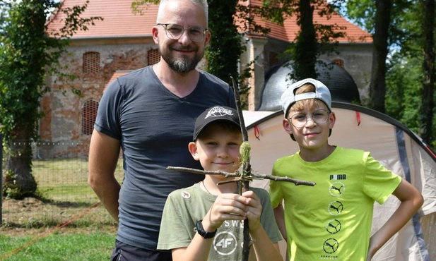 Ojcowie z synami pojechali na obóz, aby odkrywać św. Maksymiliana