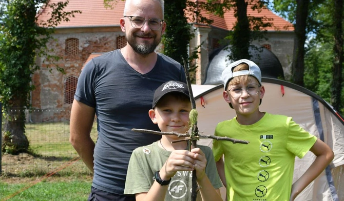 Ojcowie z synami pojechali na obóz, aby odkrywać św. Maksymiliana
