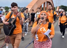 Czy piesza pielgrzymka na Jasną Górę to przeżytek? Niekoniecznie. Ta młoda grupa pokazuje coś odwrotnego