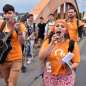 Czy piesza pielgrzymka na Jasną Górę to przeżytek? Niekoniecznie. Ta młoda grupa pokazuje coś odwrotnego