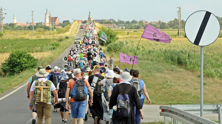 Kiedy 16-latek ciągnie rodziców na pieszą pielgrzymkę, to się nie odmawia
