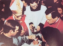 	21 marca 1982 r. w kościele pw. Opatrzności Bożej na gdańskiej Zaspie, wspólnie z ks. Henrykiem Jankowskim, ochrzcili córkę Lecha Wałęsy – Marię Wiktorię.