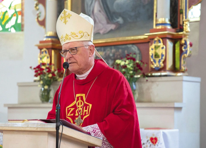 Rozbawionych i rozmodlonych oazowiczów odwiedził w Łącku bp Edward Dajczak.