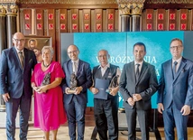 Laureaci z nagrodami od lewej: Magdalena Gburek, dr hab. n. med. Krzysztof Dyrbuś i Henryk Mandrysz, dyrygent Orkiestry Muzeum Górnictwa Węglowego.