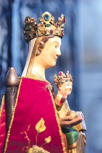 – Krajobraz się zmienił, ludzie się zmienili, nawet kościoły to zupełnie inne budynki. A Maryja dalej tam jest – mówi autor. 