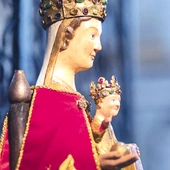 – Krajobraz się zmienił, ludzie się zmienili, nawet kościoły to zupełnie inne budynki. A Maryja dalej tam jest – mówi autor. 