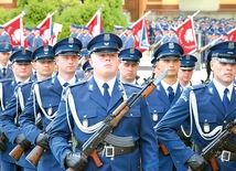 Przemarsz z udziałem pododdziałów asysty honorowej.