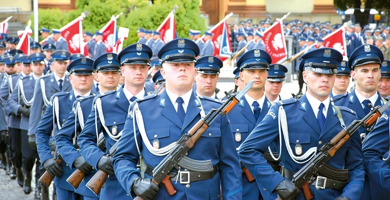 Przemarsz z udziałem pododdziałów asysty honorowej.