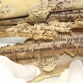 Najstarszy z odnalezionych rękopisów, sporządzony w językach łacińskim i niemieckim, zachował się w złym stanie.
