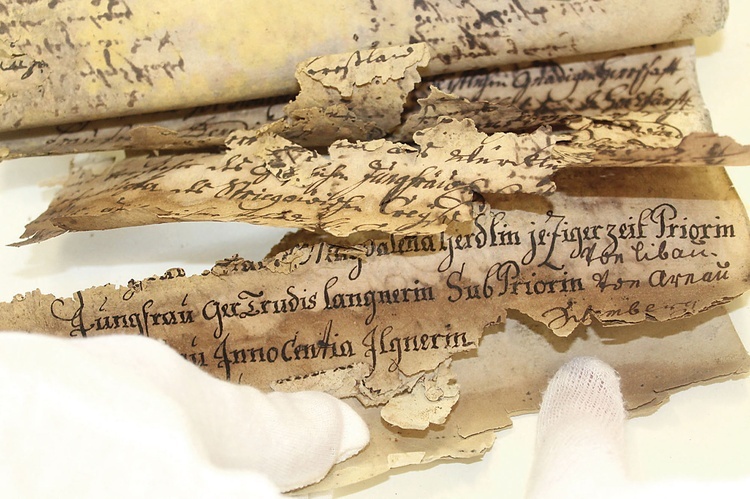 Najstarszy z odnalezionych rękopisów, sporządzony w językach łacińskim i niemieckim, zachował się w złym stanie.