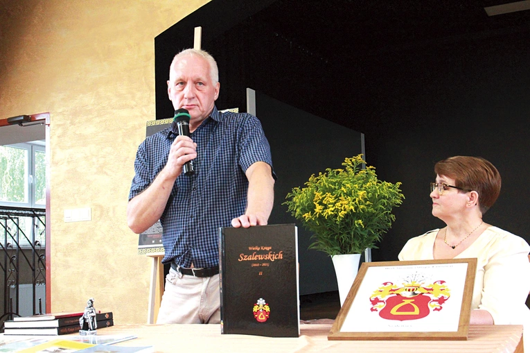 Janusz Szalewski na spotkaniu w Szalowej. Obok Bronisława Siuta z szalowskiej biblioteki.