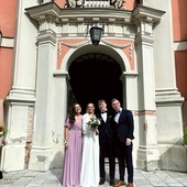 Na zdjęciu Tamara i Dariusz Jurykowie ze swoimi świadkami, Marysią i Mateuszem.