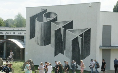 Nowy mural na Majdanku