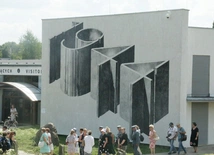 Nowy mural na Majdanku