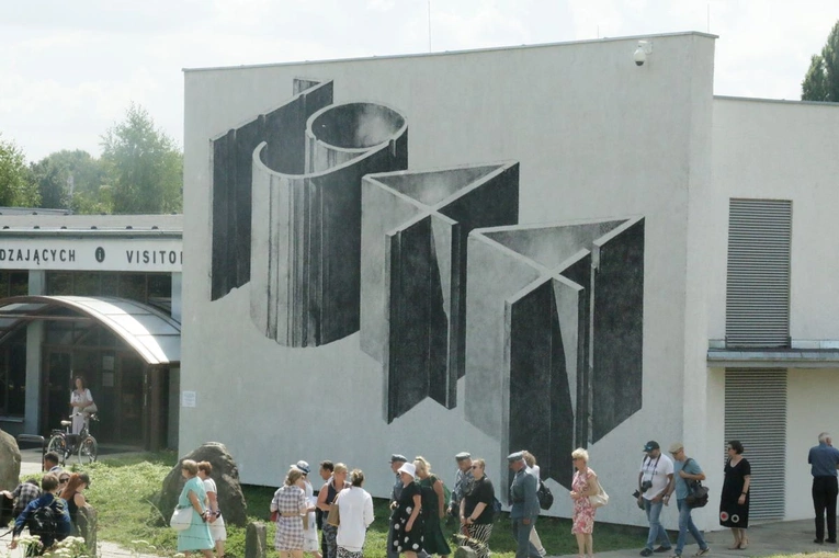 Nowy mural na Majdanku
