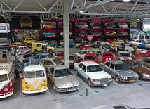 Maluch odpoczywa obok ferrari. Z wizytą w największym w Europie Środkowej muzeum motoryzacji