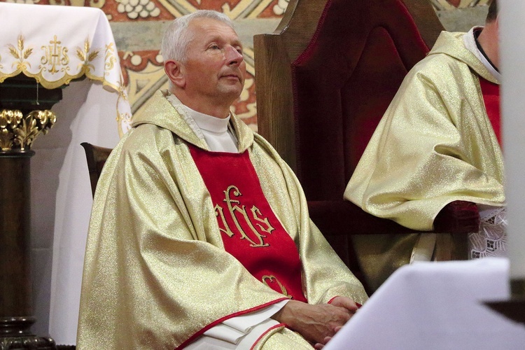 Podczas Mszy św. parafianie podziękowali ks. Józefowi Grochowskiemu za 9 lat proboszczowskiej posługi.