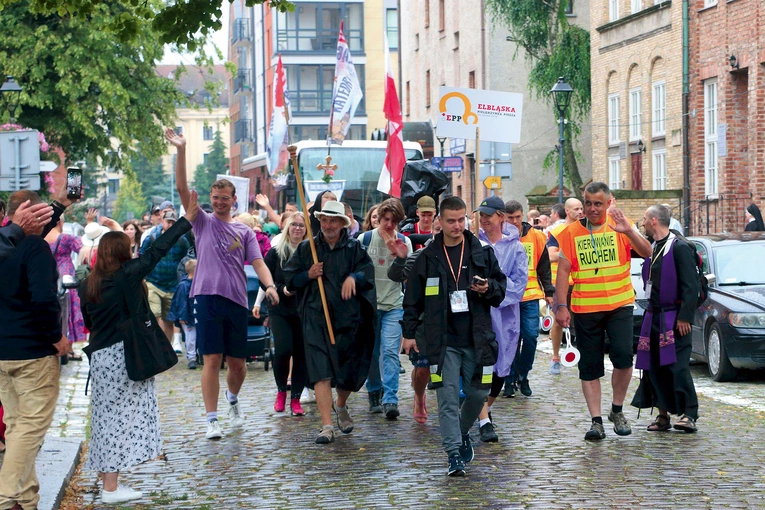 Bez względu na panującą aurę nastrój pielgrzyma jest zawsze radosny.