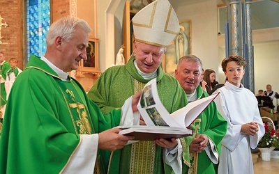 Jednym z liturgicznych darów była parafialna kronika ćwierćwiecza.