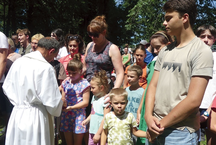 Rodziny podczas namaszczenia rychwałdzkim olejkiem radości na Koziej Górce.