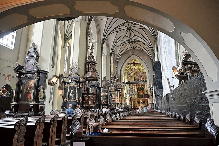 Widok z nawy głównej na prezbiterium z ołtarzem głównym.