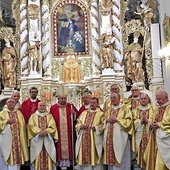 Duszpasterze w kościele postawionym w miejscu narodzin świętego kapłana.