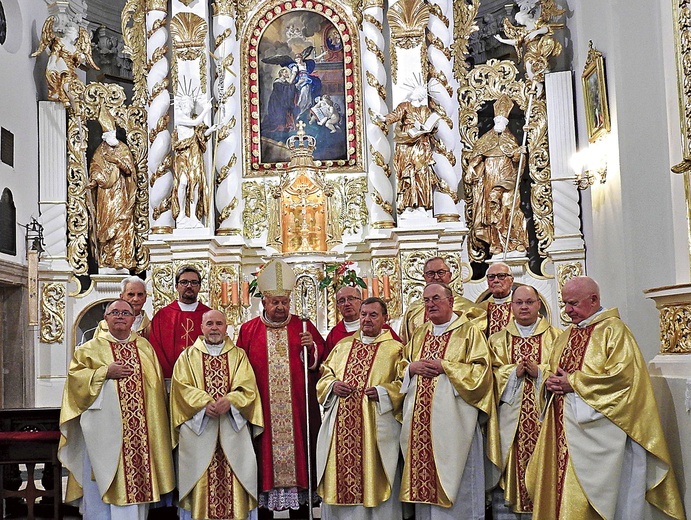 Duszpasterze w kościele postawionym w miejscu narodzin świętego kapłana.