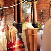 Uroczystość odbyła się w zabytkowym, drewnianym kościele św. Anny.