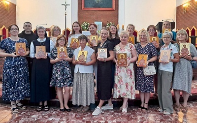 Uczestniczki rekolekcji oraz prowadzący w harmęskim kościele.