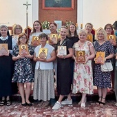 Uczestniczki rekolekcji oraz prowadzący w harmęskim kościele.