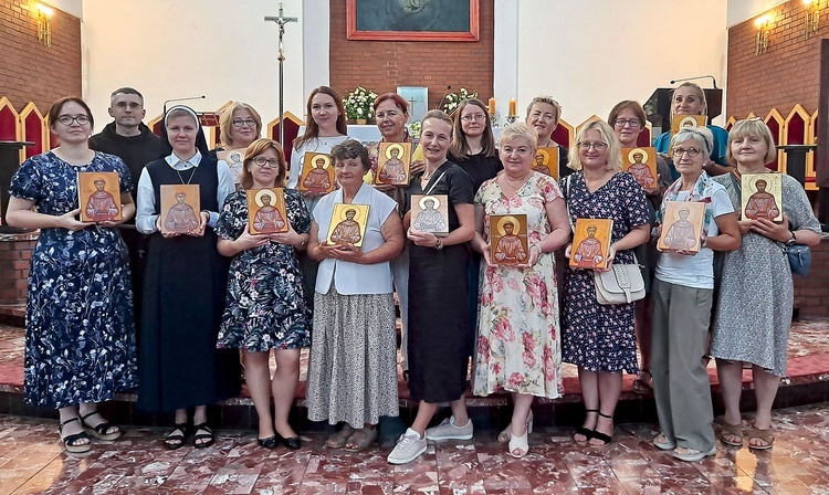 Uczestniczki rekolekcji oraz prowadzący w harmęskim kościele.