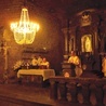W głównym ołtarzu kaplicy, gdzie 24 lipca odprawiono Mszę św., znajduje się figura świętej wykuta w bryle soli przez Józefa Markowskiego.