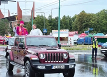 Mimo deszczu wielu kierowców czekało na tradycyjne błogosławieństwo pojazdów. Ustawili swoje samochody wzdłuż tyskich ulic.