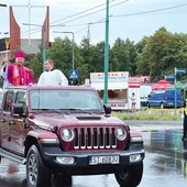 Mimo deszczu wielu kierowców czekało na tradycyjne błogosławieństwo pojazdów. Ustawili swoje samochody wzdłuż tyskich ulic.