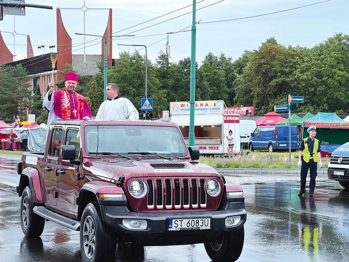 Mimo deszczu wielu kierowców czekało na tradycyjne błogosławieństwo pojazdów. Ustawili swoje samochody wzdłuż tyskich ulic.