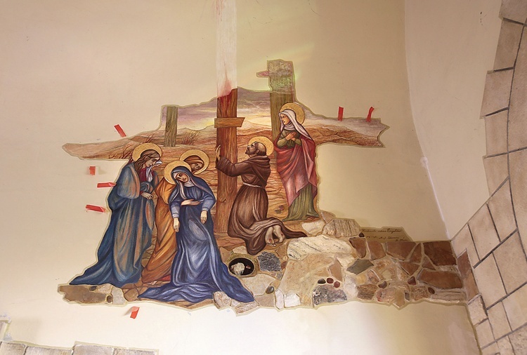 Scena przedstawiająca Biedaczynę pod krzyżem znajduje się również w polskiej replice asyskiej świątyni.