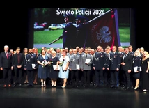 W Skierniewicach wyróżniono kilkudziesięciu funkcjonariuszy. Obywatele też nie szczędzili słów uznania i przyznają, że czują się bezpiecznie dzięki ich codziennej służbie.