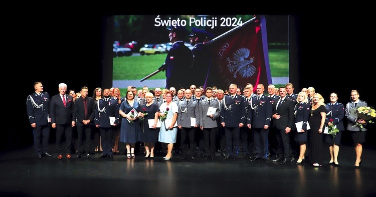 W Skierniewicach wyróżniono kilkudziesięciu funkcjonariuszy. Obywatele też nie szczędzili słów uznania i przyznają, że czują się bezpiecznie dzięki ich codziennej służbie.