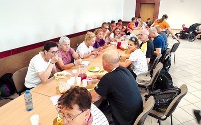 Gościnna Szczytnica nakarmiła głodnych i spragnionych pielgrzymów.