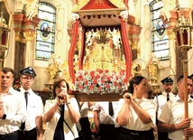 Łaskami słynąca figurka św. Anny Samotrzeciej za chwilę zostanie wyniesiona z bazyliki.