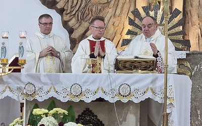 	Eucharystię sprawowali (od prawej): ks. Krzysztof Orzeł, ks. Jacek Kucharski i ks. Dariusz Zając.