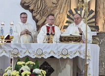 	Eucharystię sprawowali (od prawej): ks. Krzysztof Orzeł, ks. Jacek Kucharski i ks. Dariusz Zając.